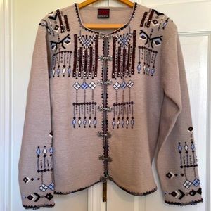 Wool sweater with silver colored clasps